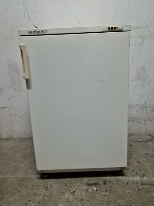 Vand masina de spalat si un congelator