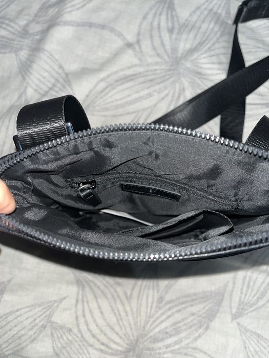 Продавам мъжка чантичка на Guess!!!