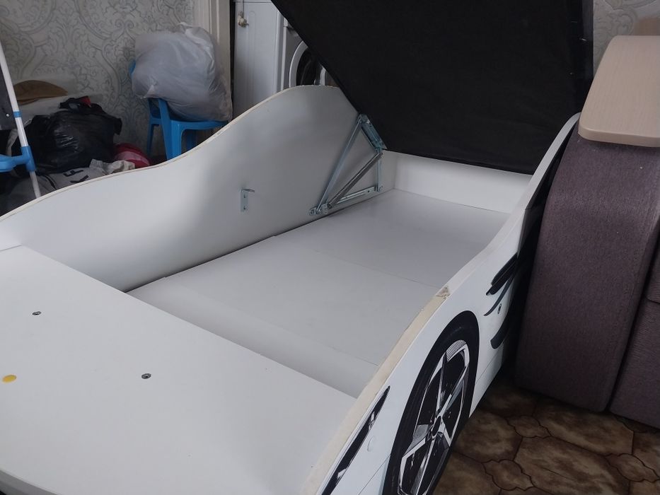 Продам детскую кровать машину