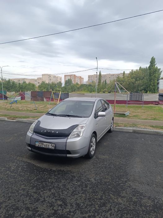 Автомобиль тойота приус