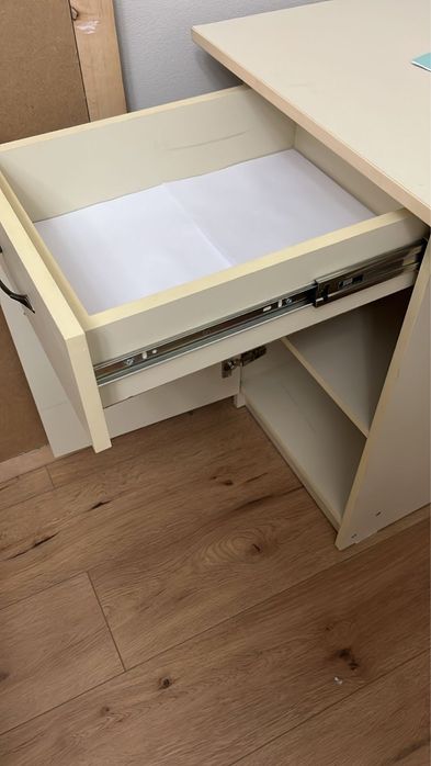 Продается стол в отличном состояний