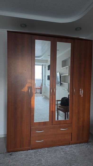 Шкаф с зеркалом в хорошем состоянии