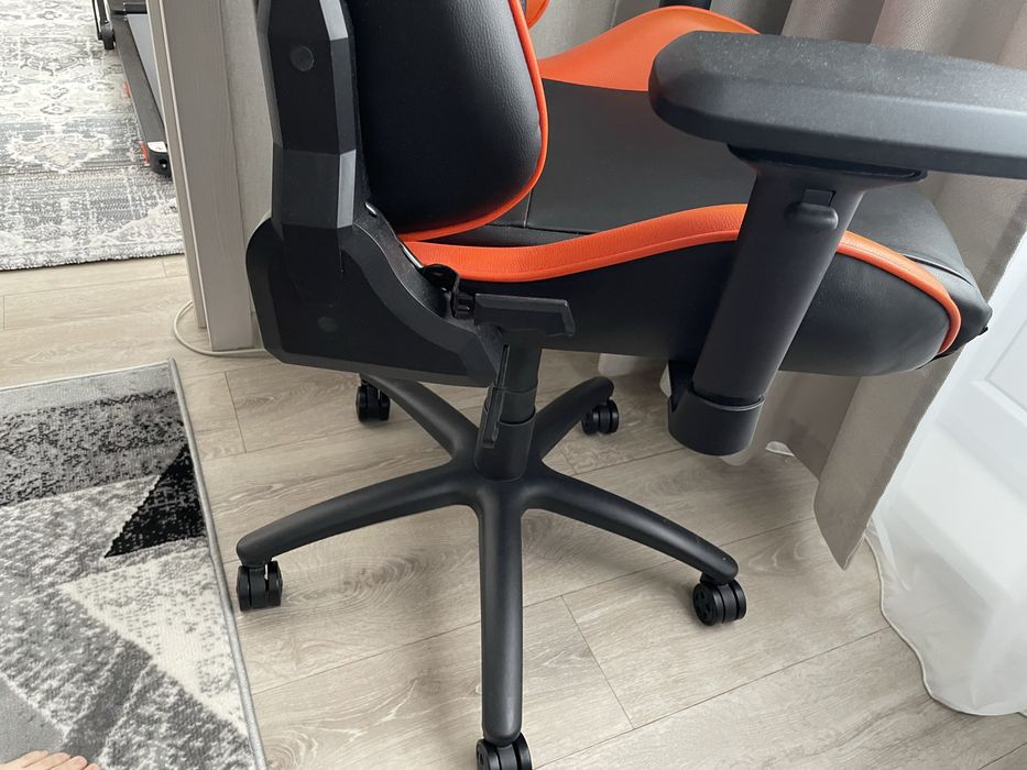 Продается игровое кресло Cougar