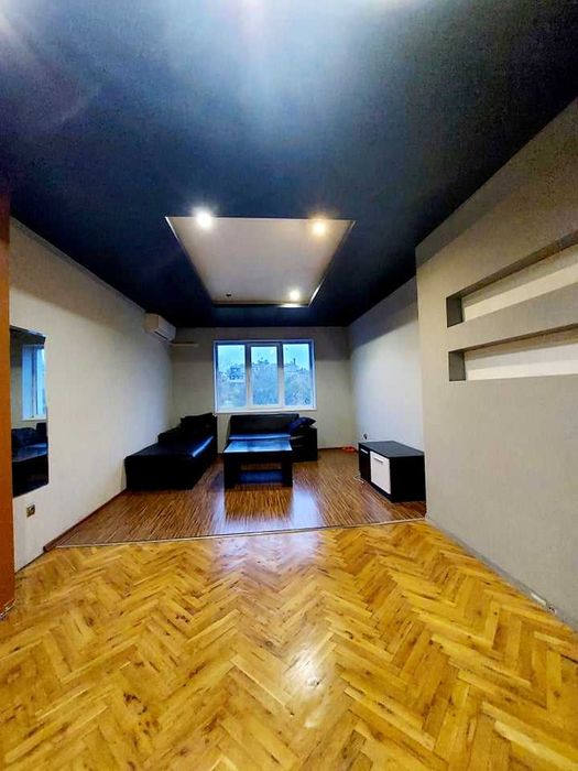 Дава се под наем Двустаен апартамент в Бургас, Център - 78 кв.м за 173.4 € - Снимка #1