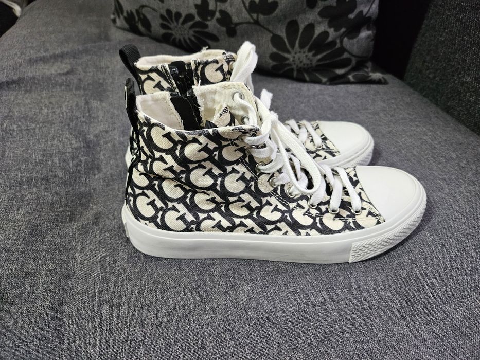 Оригинални кецове Guess