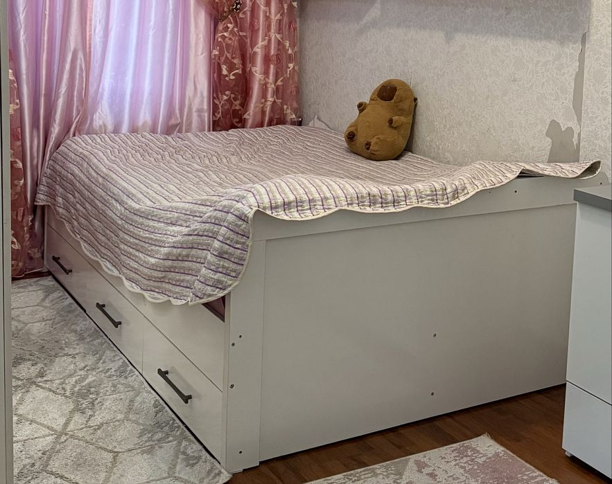 Продается кровать с выдвижными ящиками