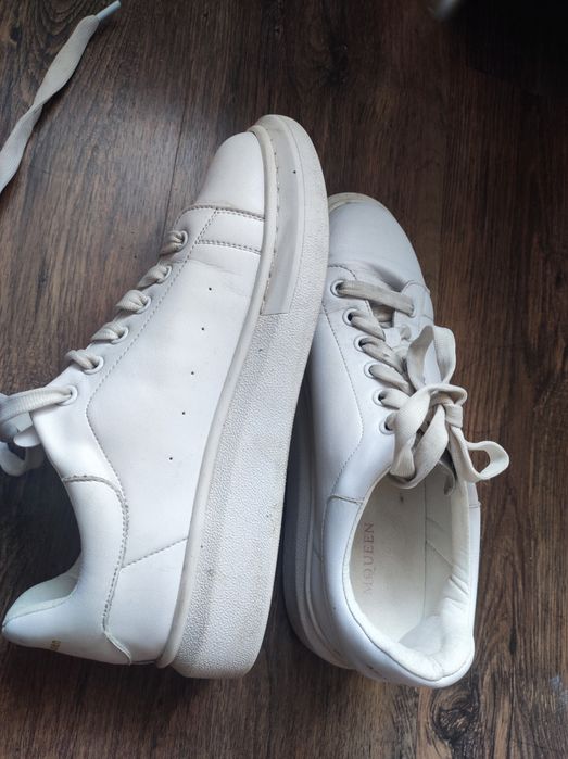 продам белые кроссовки