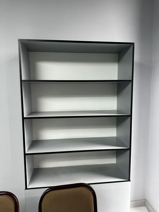 Shkaf va parta, stullar