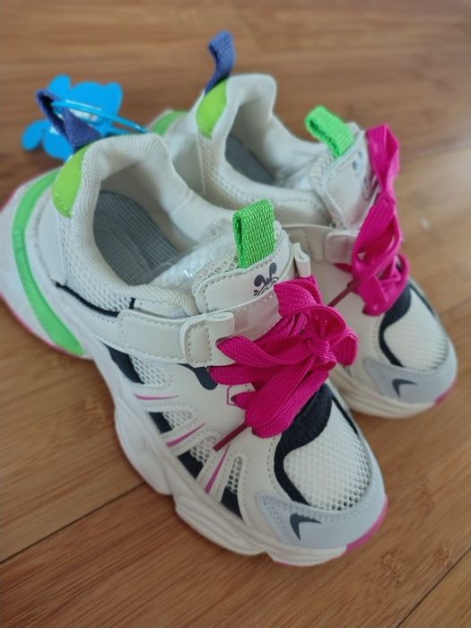Продам новые кроссовки на девочку 33 размер (7-8 лет)