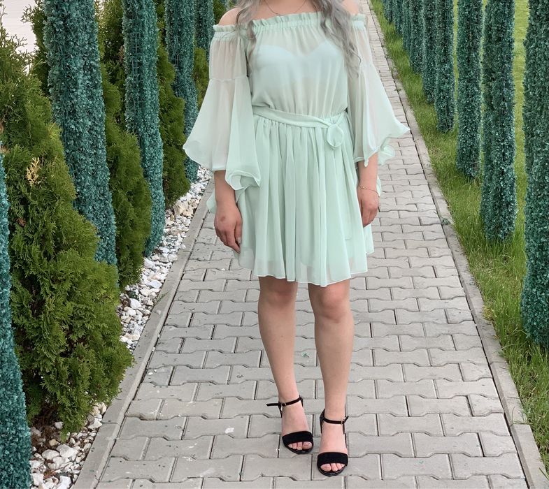 Rochie scurtă, culoare verde deschis.
