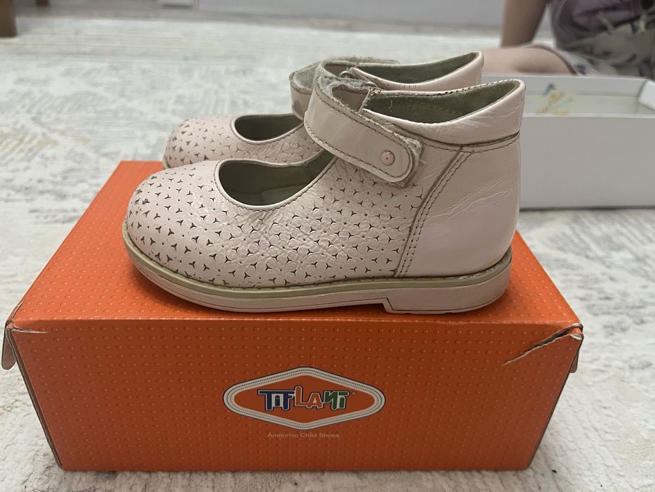 Продам детскую обувь