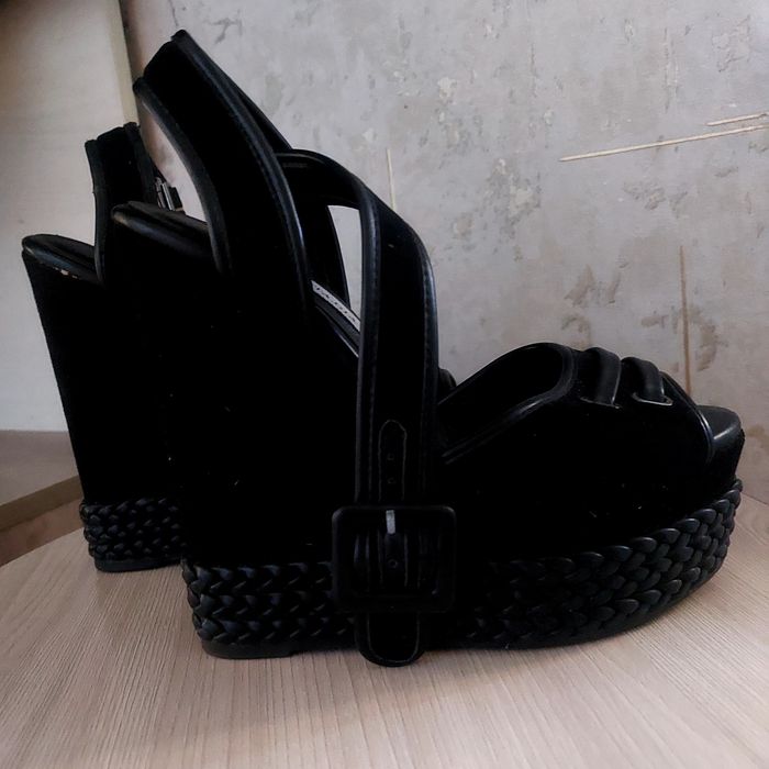 Продам босоножки на платформе