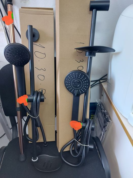 Стоящи смесители за мивка и тръбно окачване.