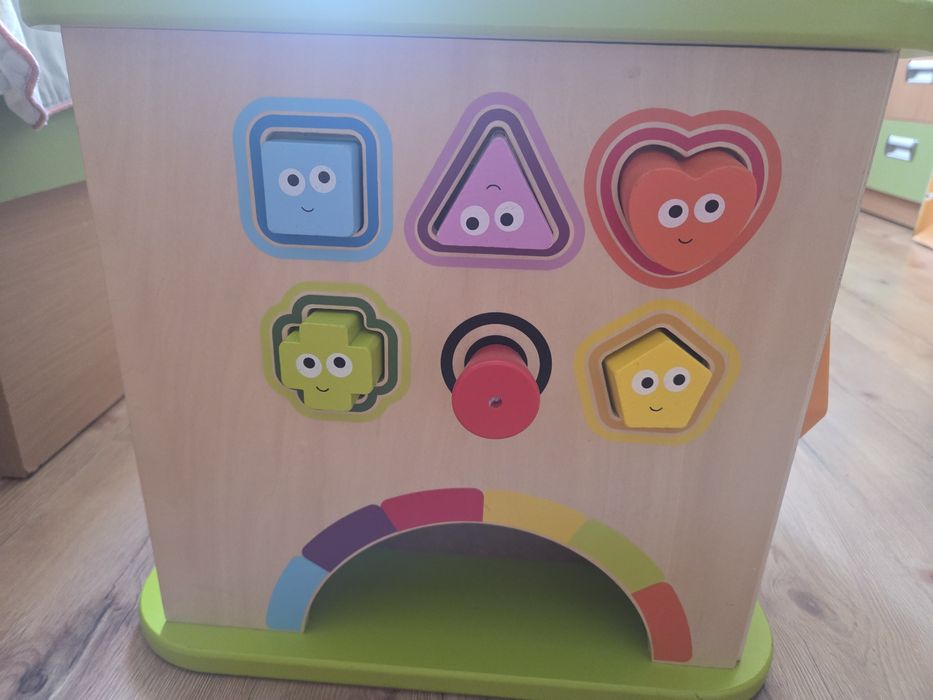 Дървен дидактически куб с активности Hape