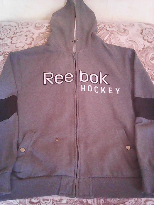 Хоккейный шлем, клюшка, гантели