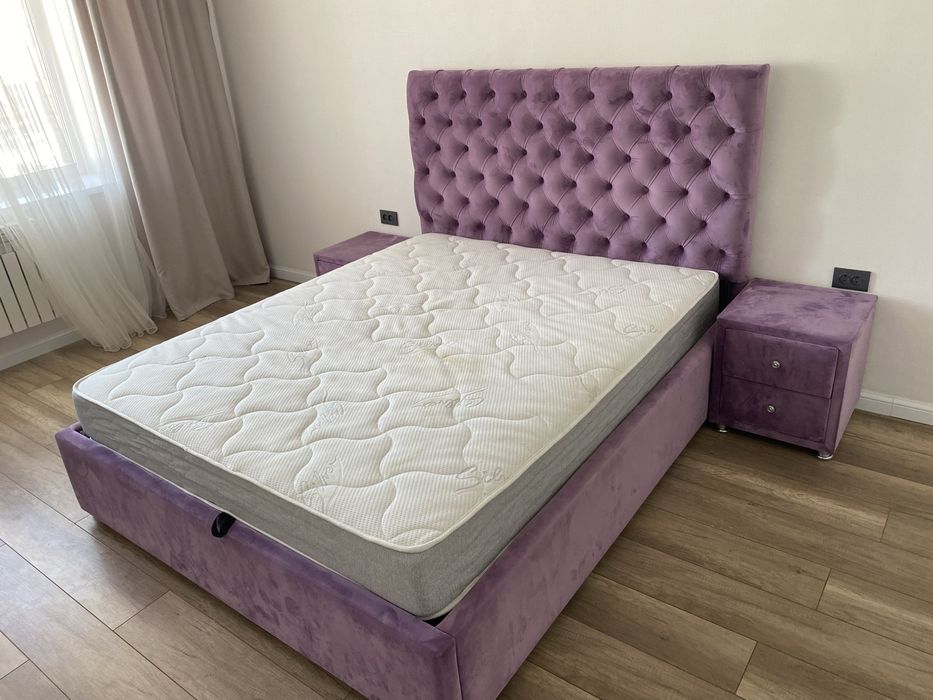 Продаю двуспальную кровать с тумбами