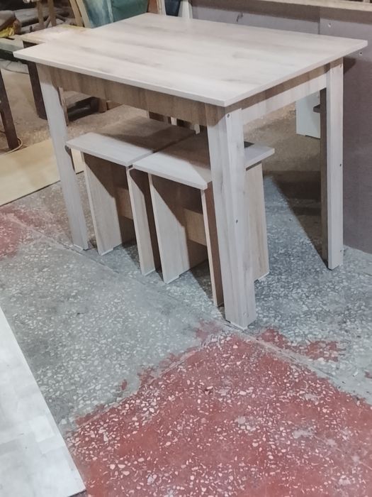 Продам стол и табуретки