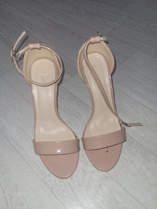 Продам женские босоножки