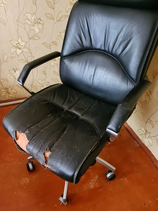 Продам офисное кресло, кожа