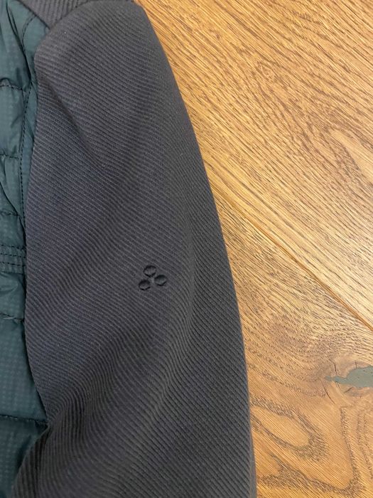 Geacă marca Peuterey