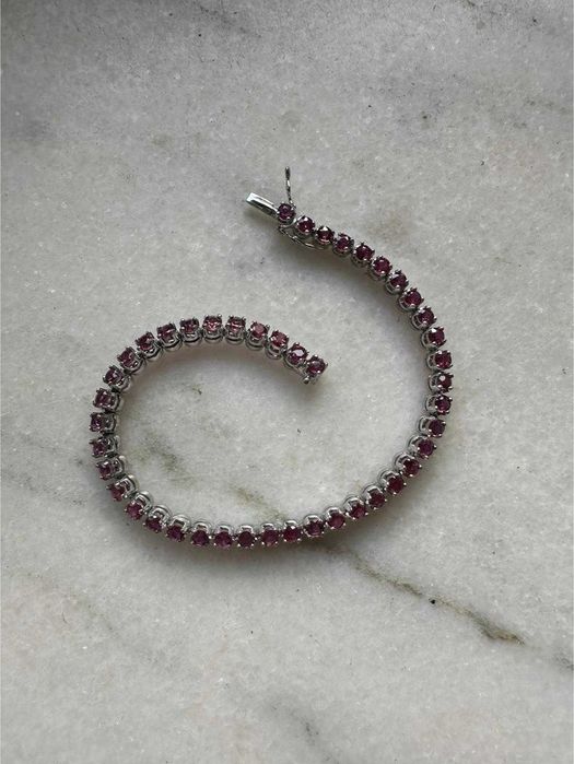 Brățară din aur alb, decorată cu rubine
