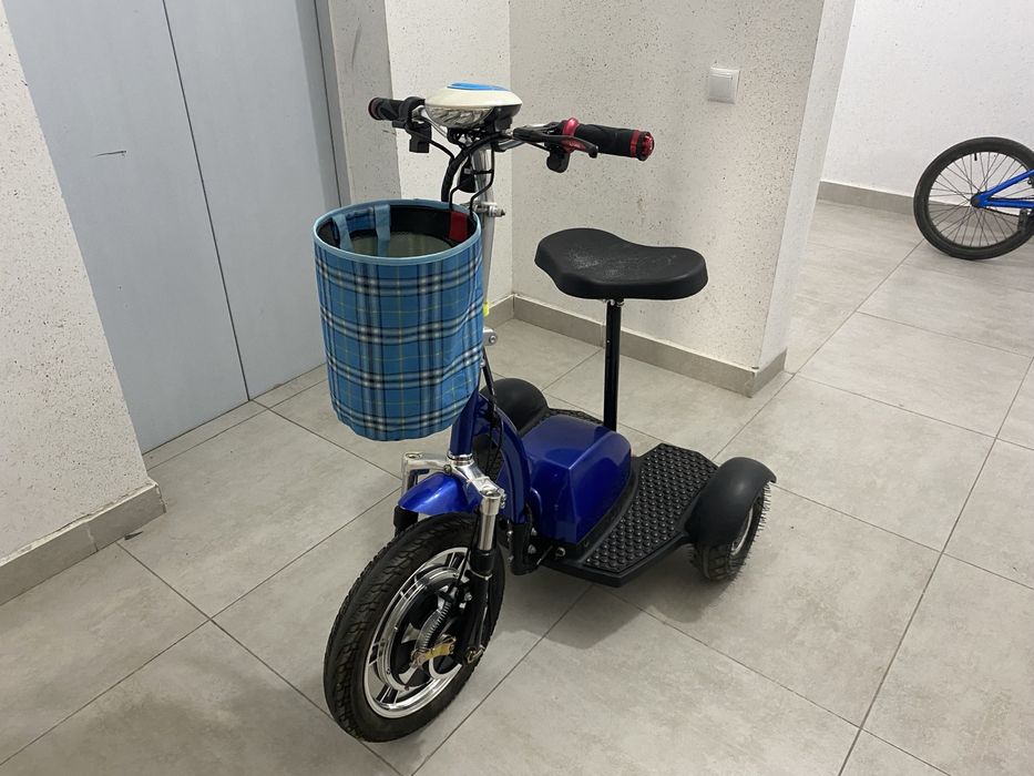 электроскутер трехколесный