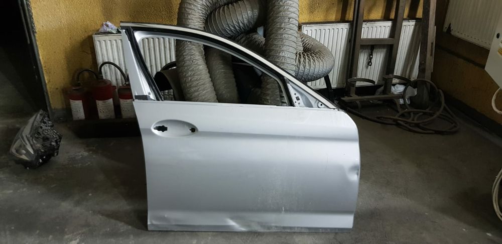 Doua usi dreapta fata si spate Originale BMW seria 5 G30 cu balamale s
