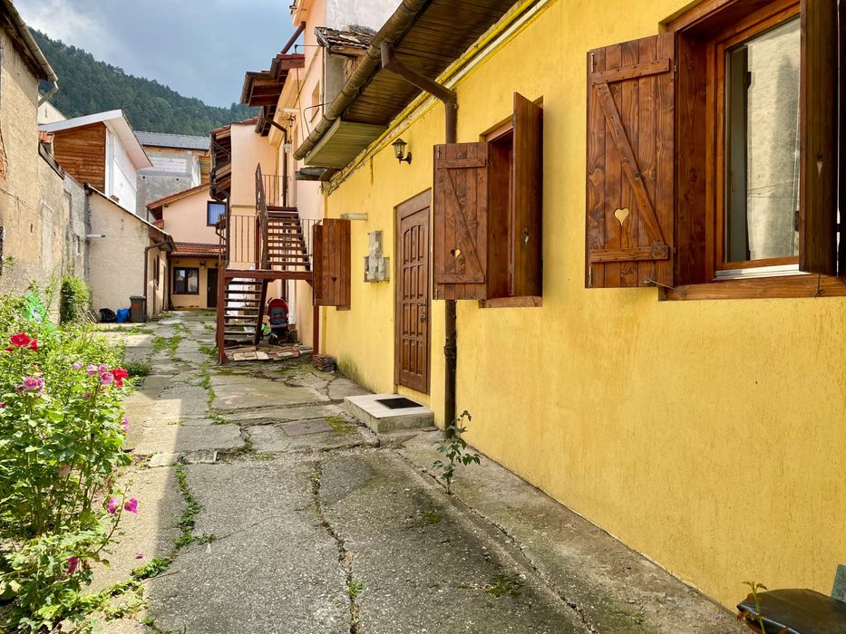 Apartament cu 2 camere casa curte centrul istoric; perioada minima 12 luni