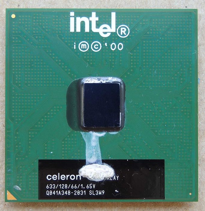 Intel Celeron Coppermine 633/128/66/1.65V SL3W9 Socket 370 Testat