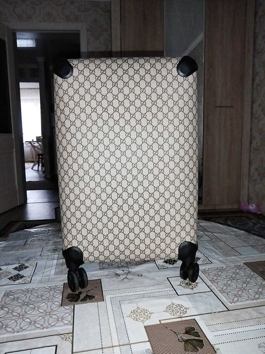 Чемодан на колёсиках