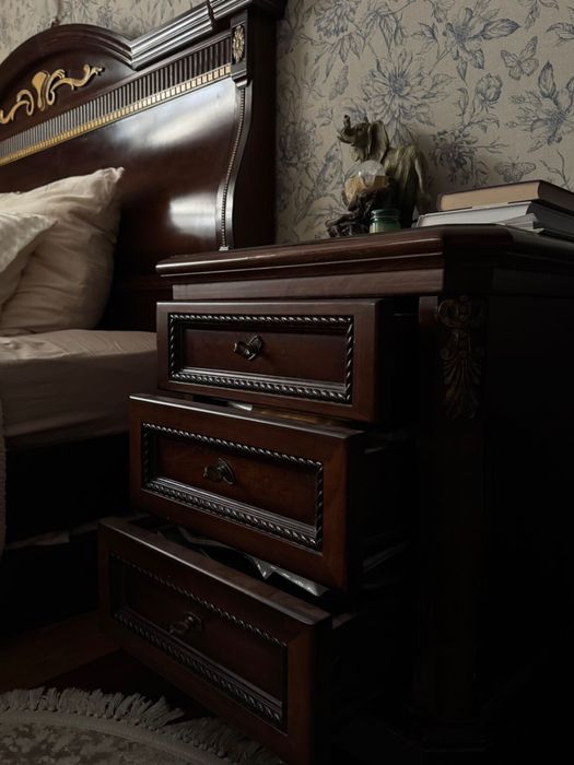 Продам спальный гарнитур из массива дерева