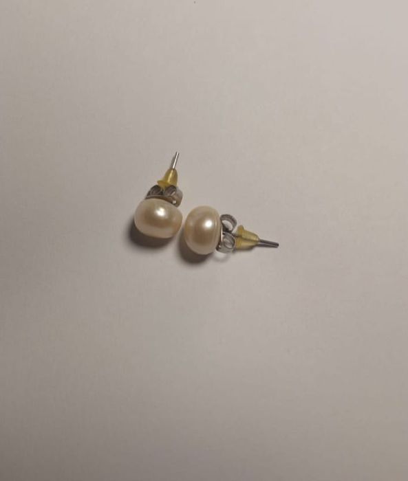 Cercei cu perle nude