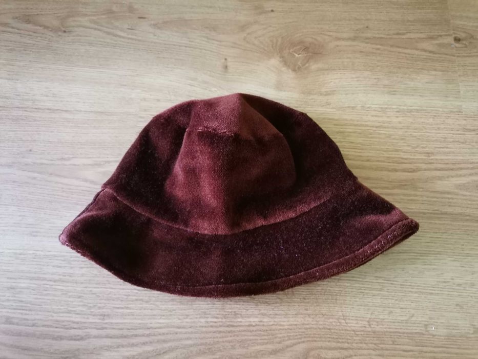 Кафява шапка от плюш с периферия