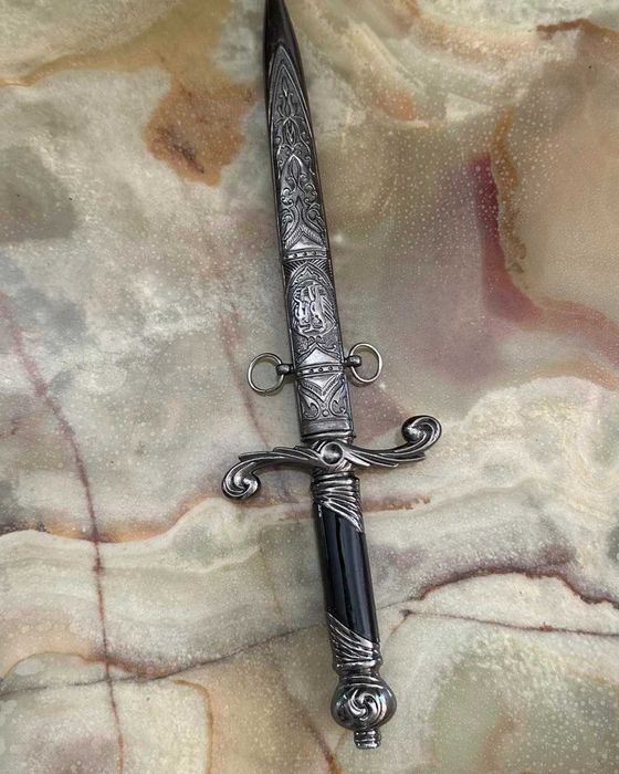 Stilet decorativ ,ornamente si lama metalice