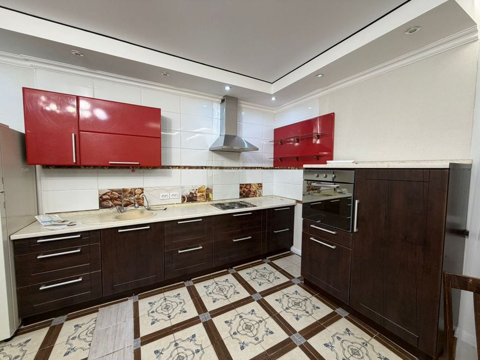 Продам кухонный гарнитур, шкаф, тумбы, стол, газ плита, духовка