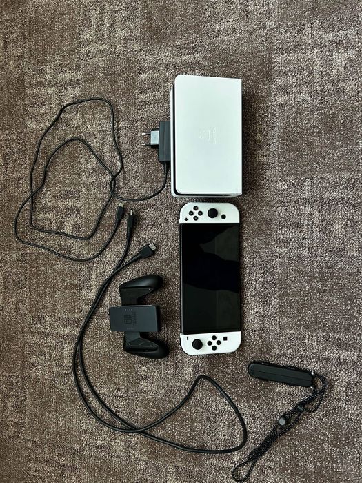 Nintendo Switch OLED + 2 jocuri - ca nou, folosit o singura data