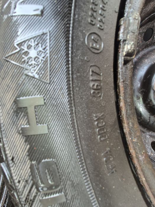 4бр зимни гуми унироял/ 215-70-16/ 2017г/ 6.8-7.2мм  грайфер/