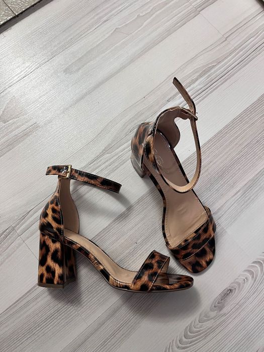 Дамски леопардови обувки на ток