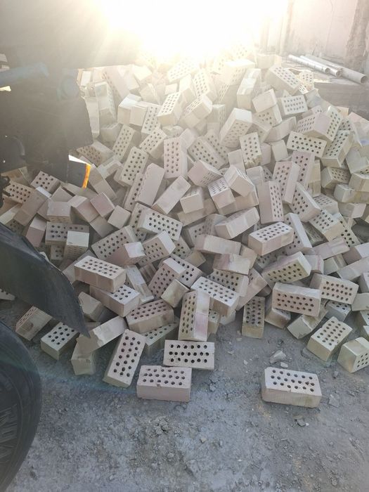 Пишган гишт Кирпич,