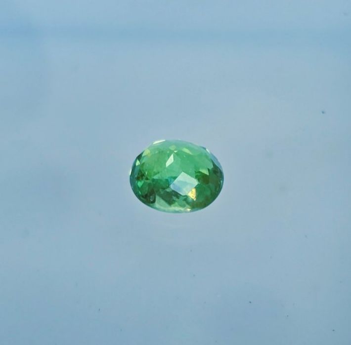 Demantoid natural 0.88ct cu certificat IGI