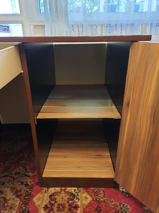 Birou cu biblioteca