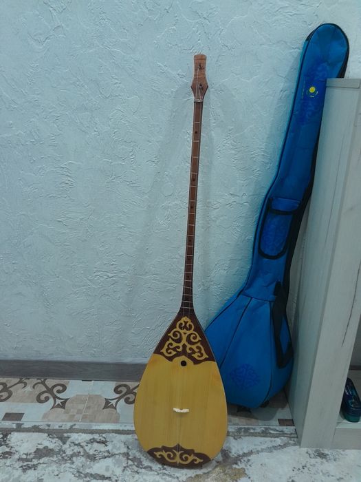 Домбыра с чехлом новый