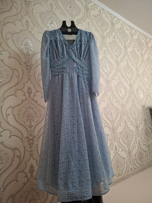 Той көйлегі көк түсті.