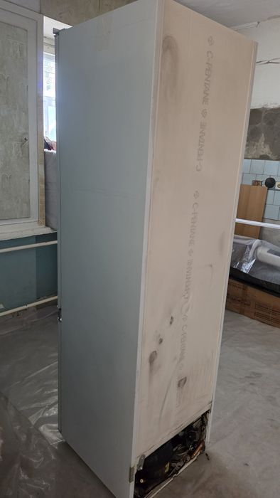 Продам встраиваемый холодильник Аристон.