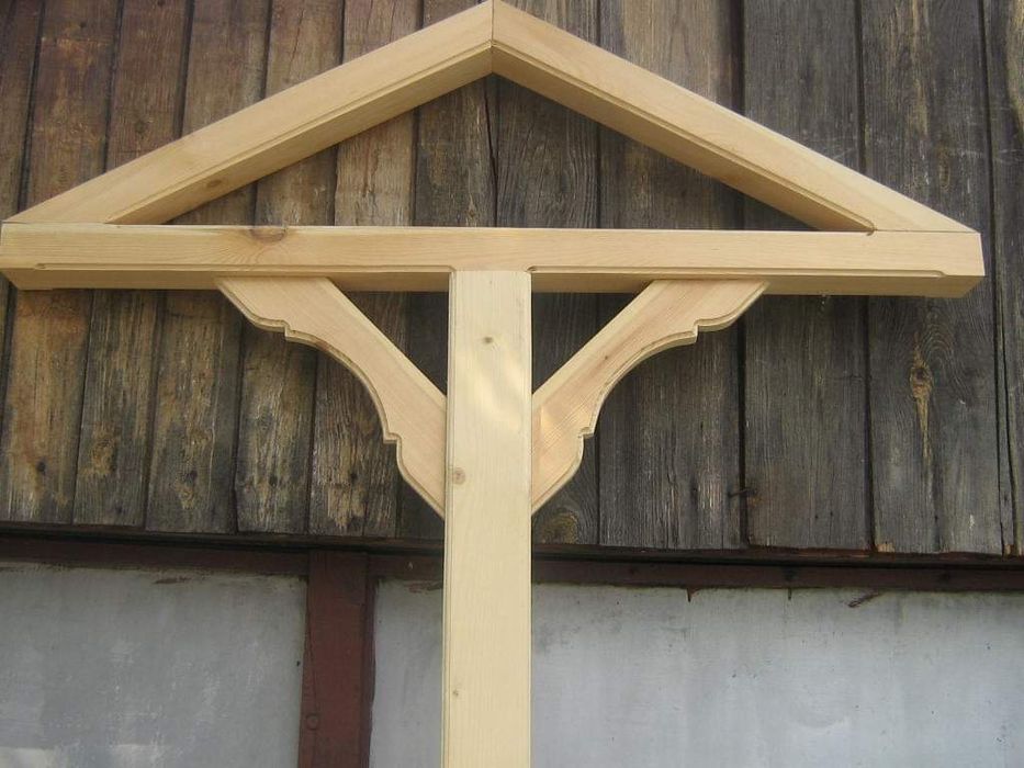 Произвеждам дървени конзоли за кладенци и дворни врати.