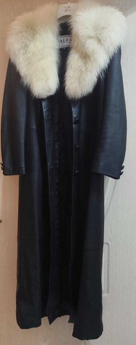 Дълго черно кожено манто с яка от бяла лисица