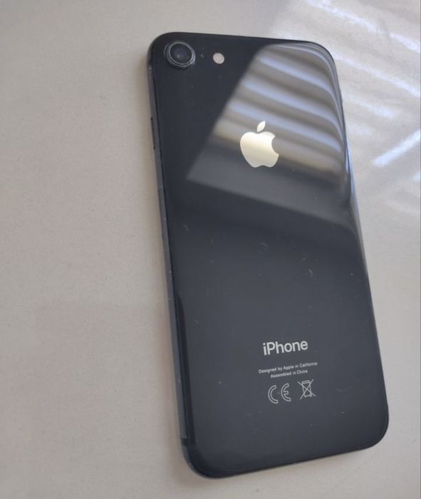 Iphone 8  память 64 гига