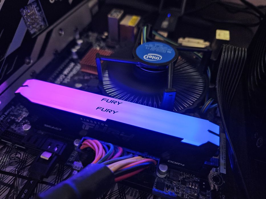 Kit RAM 2x 8GB DDR4 3200Mhz Kingston FURY RGB