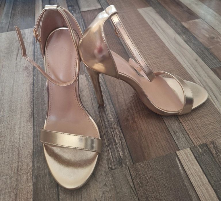 Sandale elegante, toc înalt