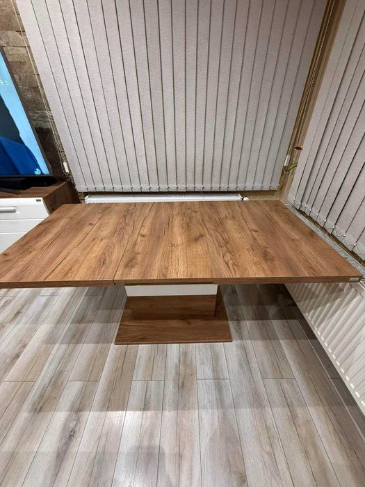 Продавам трапезна маса